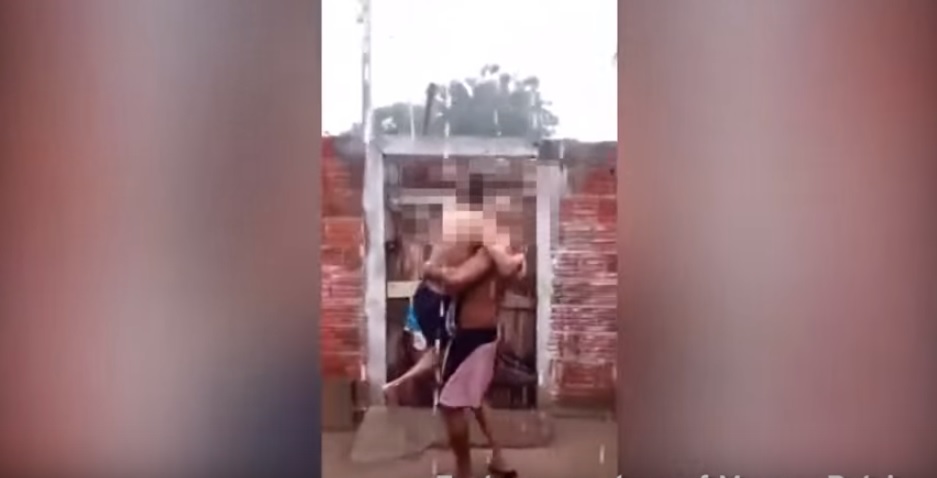 Κουβάλησε στα χέρια του τον ανάπηρο γιο του για να νιώσει την βροχή (Video) - Media