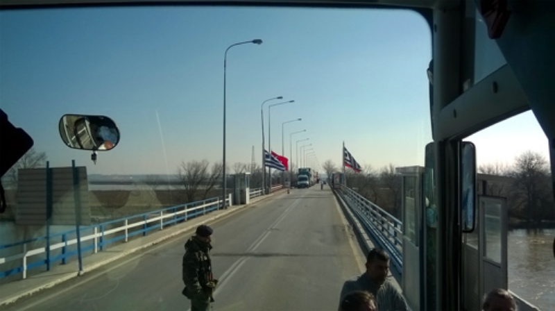 Αποκλεισμένοι από τις τουρκικές αρχές σε γέφυρα του Έβρου Έλληνες και Τούρκοι που ζητούν την πτώση του φράχτη - Media