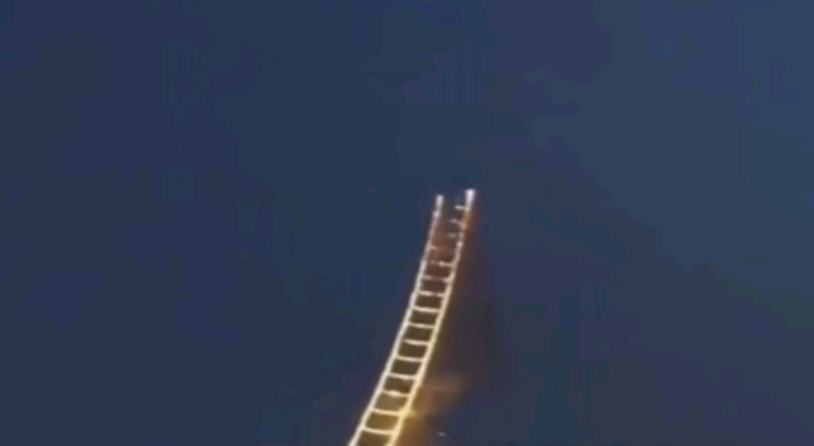 «Σκάλα για τον παράδεισο» φτιαγμένη από πυροτεχνήματα (Video) - Media
