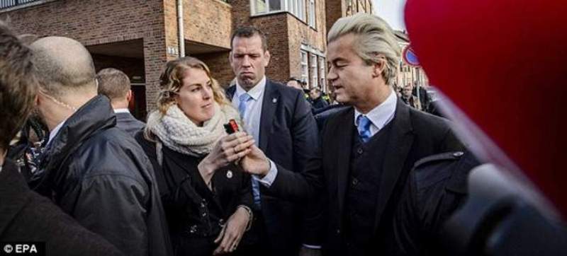 Ακροδεξιός Ολλανδός βουλευτής μοιράζει σπρέι σε γυναίκες για «προστασία» από μουσουλμάνους (Photos) - Media