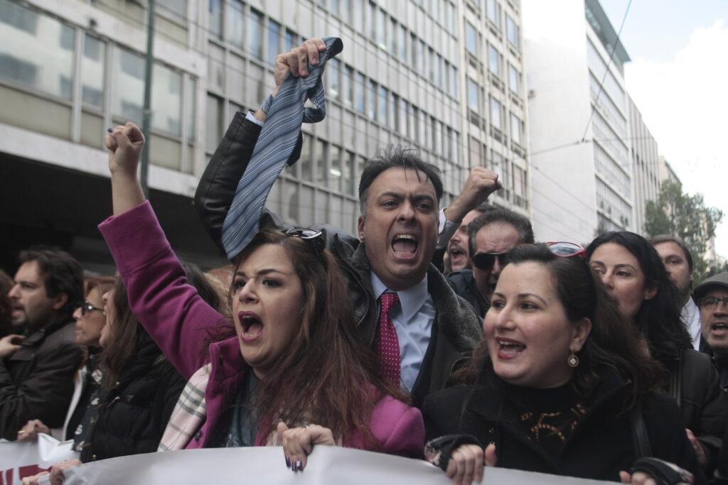 Οι επιστημονικοί φορείς διαμαρτύρονται έξω από το υπουργείο Οικονομικών - Media