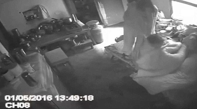 Πήγε να σκοτώσει την πεθερά της και την «έπιασε» κάμερα του άντρα της, που κατηγορείται ότι τη βίαζε (ΣΚΛΗΡΟ VIDEO) - Media