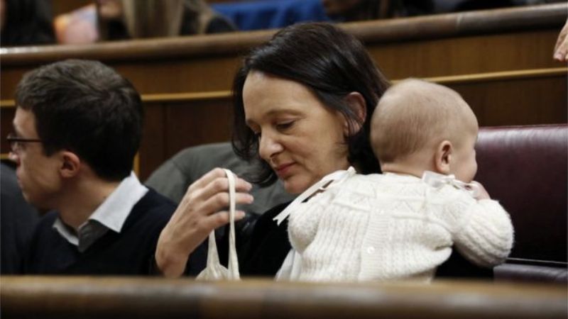 Ισπανίδα βουλευτής θήλασε το μωρό της μέσα στη Βουλή (Photos) - Media