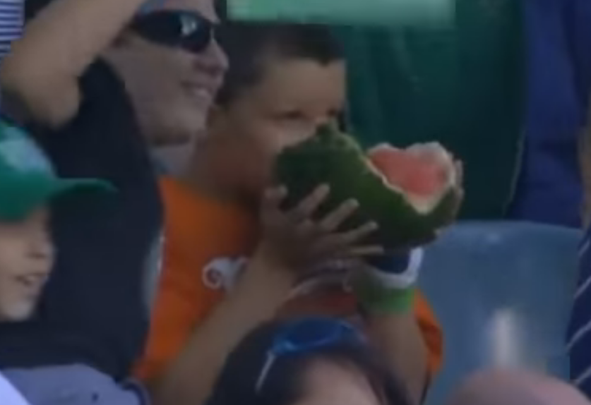 Ο πρώτος «διαδικτυακός ήρωας» του 2016 - Ο πιτσιρικάς που τρώει το καρπούζι ολόκληρο σε αγώνα κρίκετ (Video) - Media