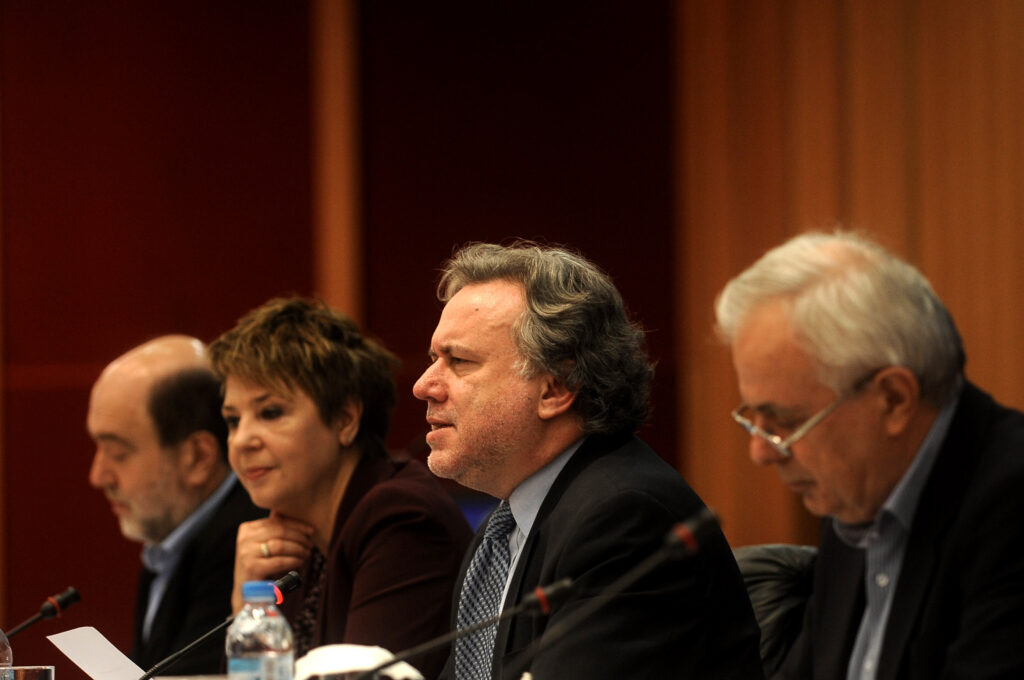 Κατρούγκαλος, Αλεξιάδης και Αποστόλου προσπαθούν να κατευνάσουν τους αγρότες - Media