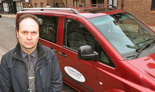 Οδηγός ταξί τέθηκε σε διαθεσιμότητα επειδή φίλησε τις κόρες του - Media