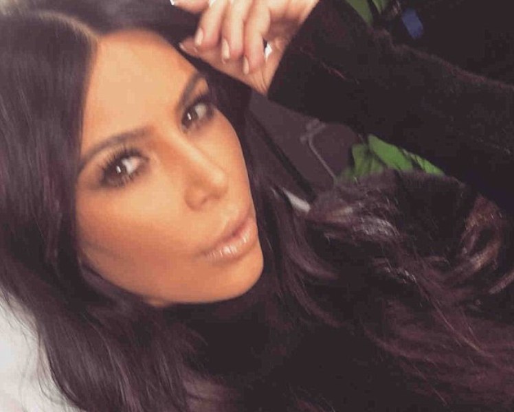 Διάσημη τηλεπερσόνα πιάνει τα μαλλιά της αλογουρά για να μην φαίνεται ότι είναι «λαδωμένα» (Photos) - Media