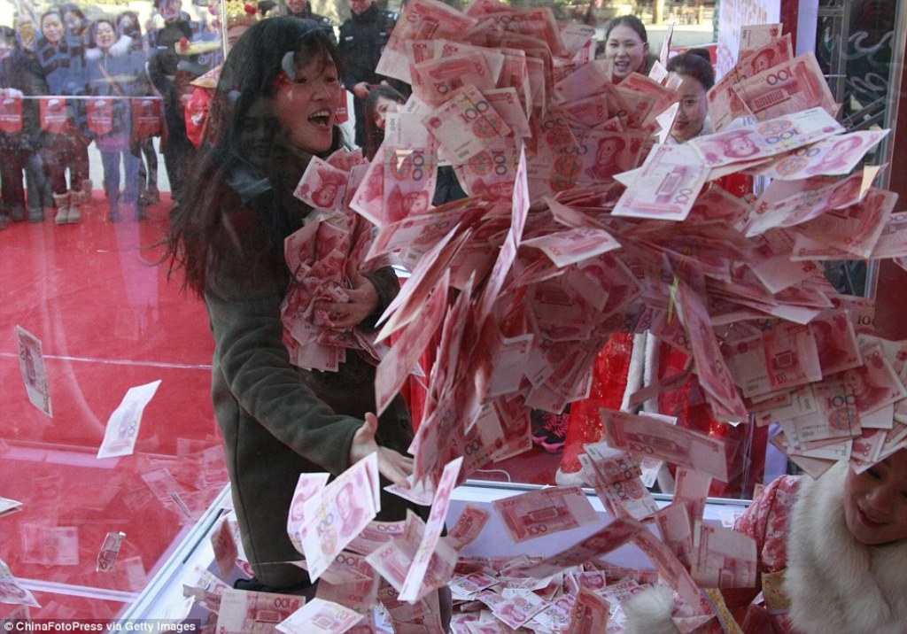 Λούνα παρκ στην Κίνα σκεπάζει με μετρητά τους πιστούς επισκέπτες του! (Photos) - Media