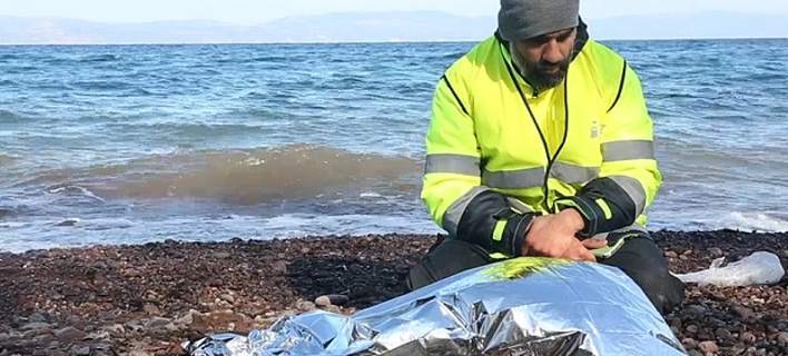 H ανθρωπιά «απαντά» στην Ευρώπη των απειλών: Διασώστης «προστατεύει» τη σορό προσφυγόπουλου στη Λέσβο… (Video) - Media