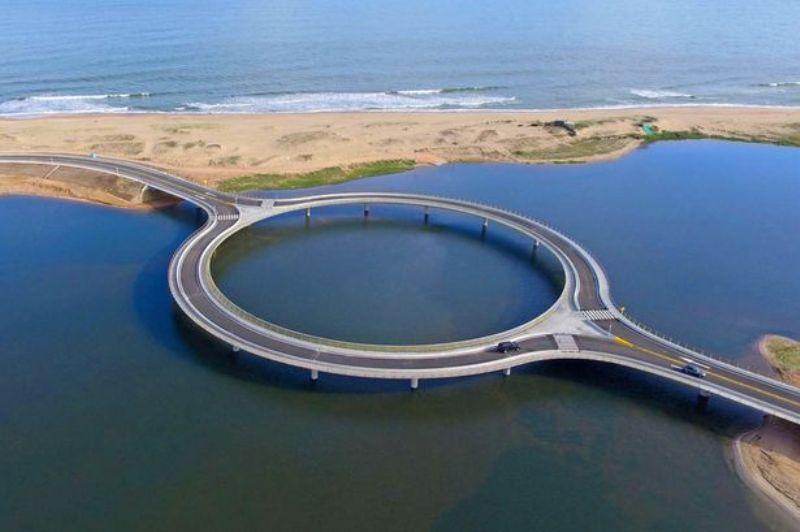 Μαντέψτε γιατί οι αρχιτέκτονες έχτισαν κυκλικά αυτή τη γέφυρα αντί ευθεία (Photo) - Media