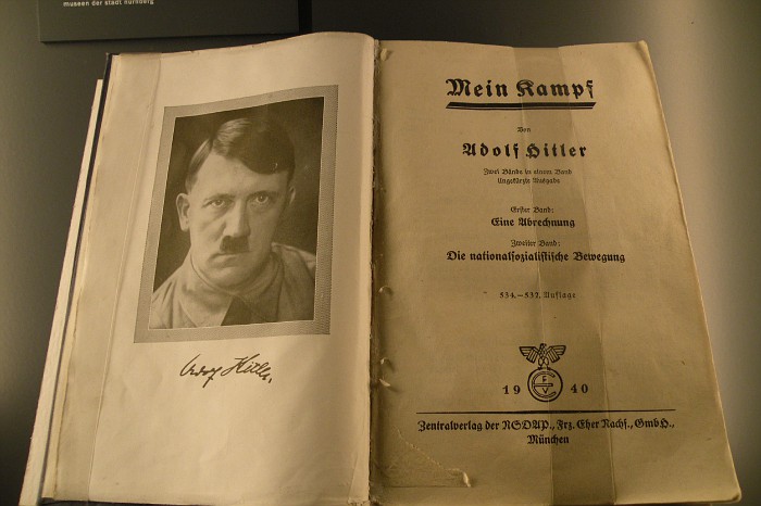 Αντιδράσεις προκαλεί η επανέκδοση του βιβλίου του Χίτλερ «Mein Kampf» - Media