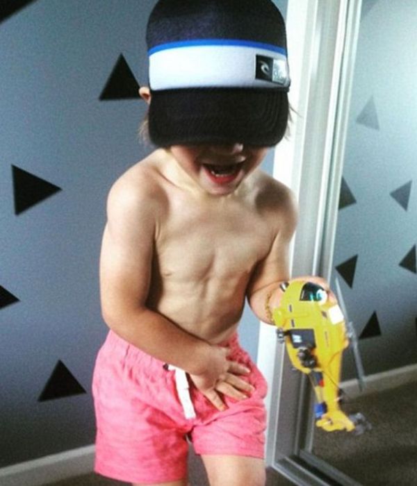 Αυτός είναι ο νέος Σβαρτζενέγκερ – Είναι 3 ετών και έχει κοιλιακούς και μπράτσα από τη γυμναστική (Photos)  - Media