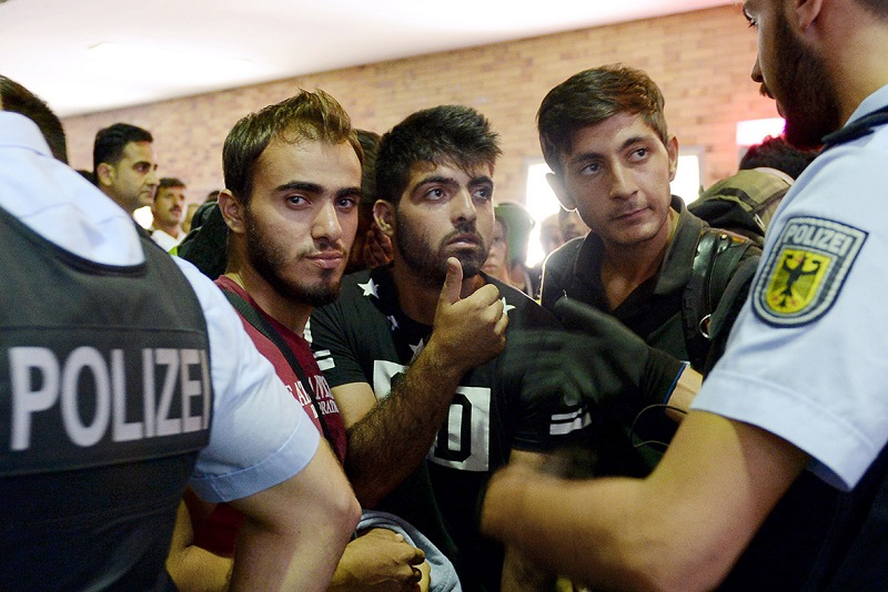 Μέρκελ: «Θα απελαύνονται από τη χώρα όσοι πρόσφυγες καταδικάζονται ακόμη και με αναστολή»  - Media