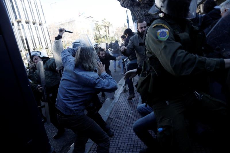 Επεισόδια και χημικά στην πορεία του ΠΑΜΕ στο Μαξίμου (Video-Photos) - Media