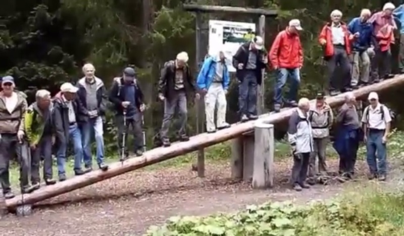 Όταν 14 παππούδες αποφασίζουν να κάνουν… τραμπάλα! (Video) - Media