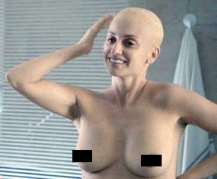 "Μα Μα": Η Πενέλοπε Κρουζ, αγνώριστη, φωτογραφίζεται τόπλες και δίχως μαλλιά από τη χημειοθεραπεία (Video) - Media