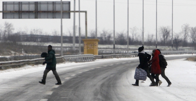Ανοίγει κατά διαστήματα η ουδέτερη ζώνη Ελλάδας και ΠΓΔΜ-700 πρόσφυγες περιμένουν στην ελληνική πλευρά - Media