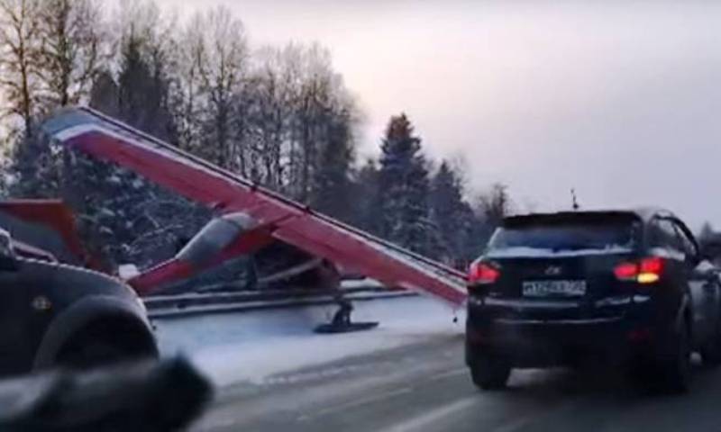 Αναγκαστική προσγείωση σε... αυτοκινητόδρομο της Μόσχας για μικρό αεροσκάφος (Video) - Media
