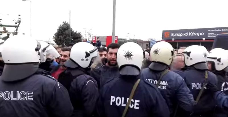 Ένταση και σπρωξίματα αγροτών-ΜΑΤ στον Προμαχώνα (Video) - Media