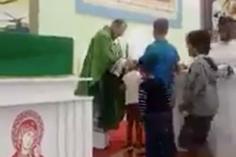 Ιερέας «ευλογούσε» παιδιά με καρπαζιές! (Video) - Media