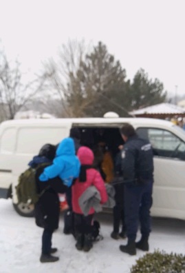 Συγκινητική υποδοχή προσφύγων στο χιονισμένο Σουφλί - Κάτοικοι και αστυνομικοί βοήθησαν τους 40 πρόσφυγες (Video) - Media