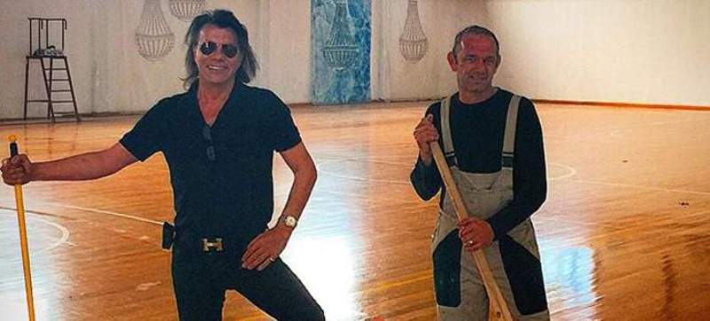 Ο Ηλίας Ψινάκης ποζάρει και με... σκούπες τώρα! (Photo) - Media