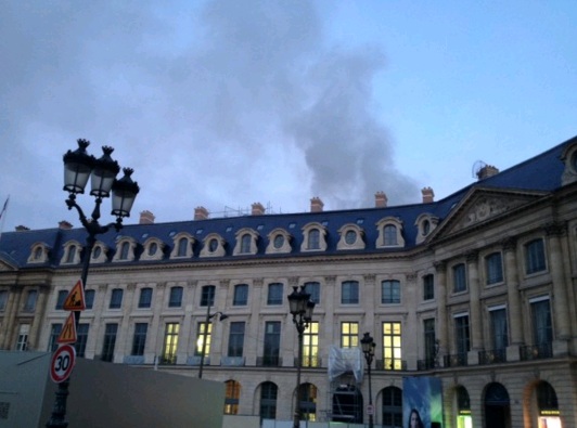 Στις φλόγες παραδόθηκε το διάσημο ξενοδοχείο Ritz στο Παρίσι - Media