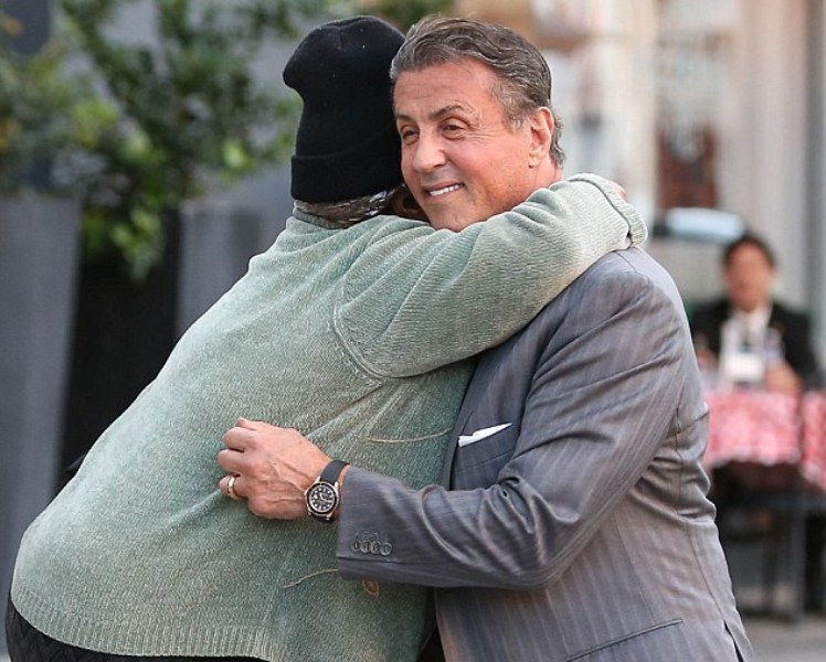 Ο Ρόκι αγκαλιά με μια άστεγη γυναίκα (Photos) - Media
