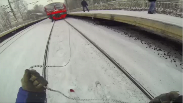 Extreme Ρώσοι κάνουν σκι δεμένοι πίσω από τρένα (Video) - Media