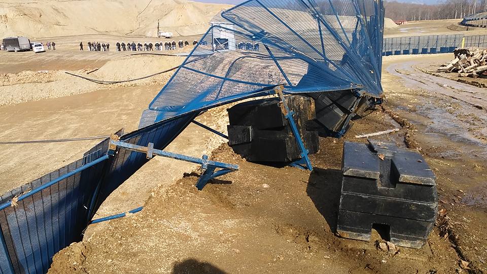 Σκουριές: Δυναμική διαδήλωση ενάντια στην εξόρυξη χρυσού - Έριξαν τον φράχτη του εργοταξίου - Media