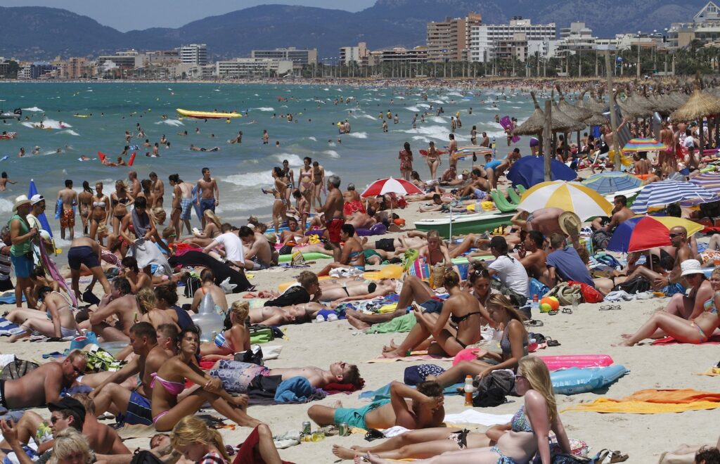 Ρεκόρ για τον ισπανικό τουρισμό με 68 εκατ. επισκέπτες το 2015 - Media