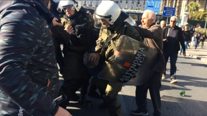 Η ηγεσία της αστυνομίας... ανησυχεί για τα ληγμένα δακρυγόνα στους συνταξιούχους - Media