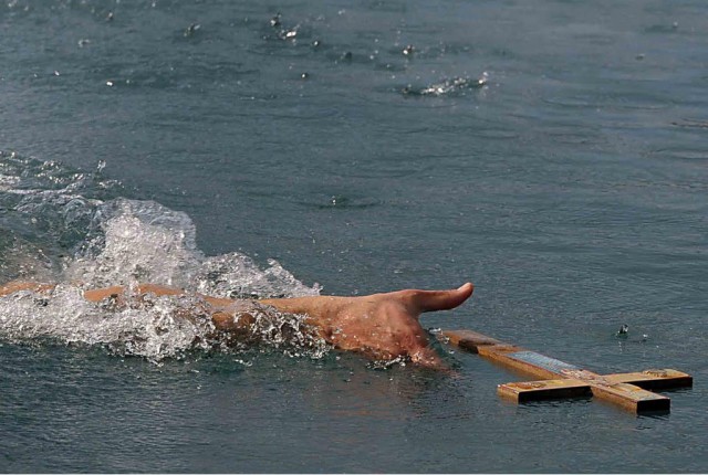 Εορτή Θεοφανείων: Γιατί βουτάμε στο νερό για να πιάσουμε το σταυρό - Media