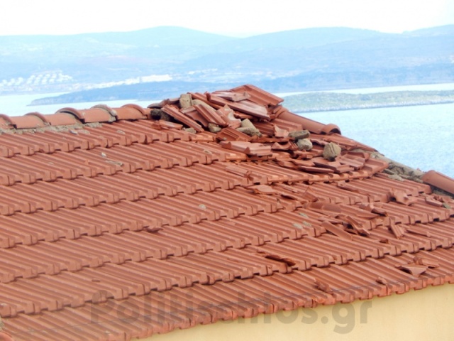 Κεραυνός άνοιξε τρύπα 5 τετραγωνικών μέτρων σε σπίτι στη Χίο! (Photo) - Media