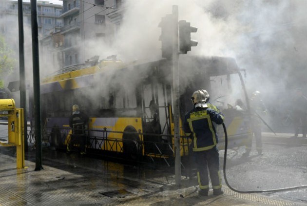 Άγνωστοι έκαψαν τρόλεϊ με μολότοφ - Media