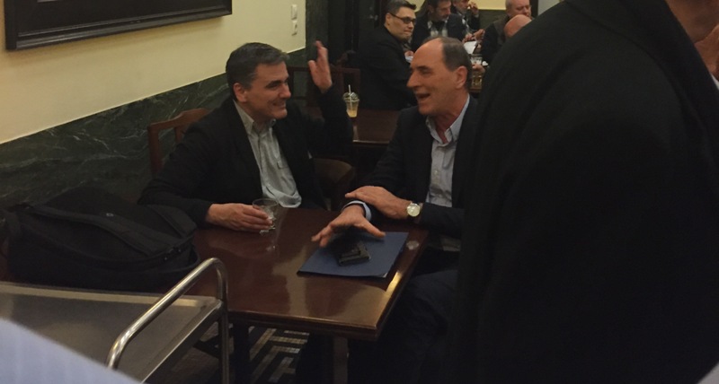 Η «μίνι σύσκεψη» Τσακαλώτου και Σταθάκη στο καφενείο της Βουλής (Photo) - Media