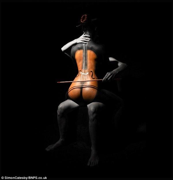 Δείτε πως οι καμπύλες μιας γυμνής γυναίκας, μετατρέπονται σε ένα υπέροχο έργο τέχνης - Media