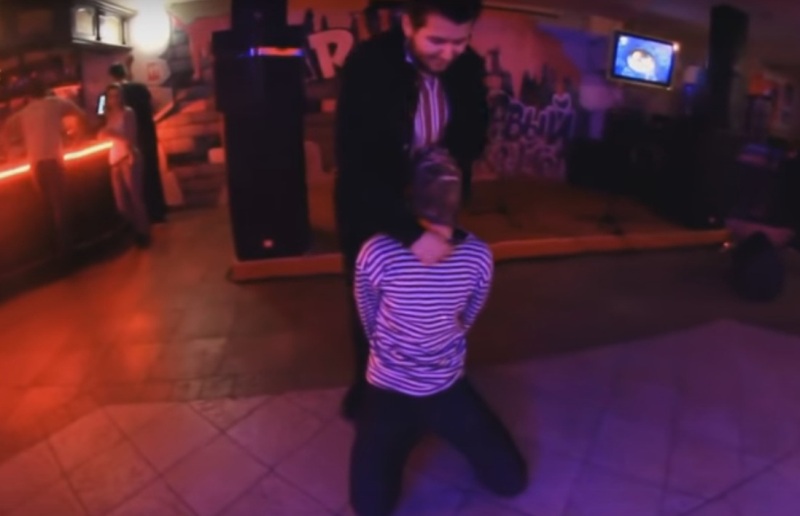 Ουκρανοί σε κλαμπ «εκτελούν» Ρώσο πιλότο σαν τζιχαντιστές και «τρώνε» το κρέας του καπνιστό (Video) - Media