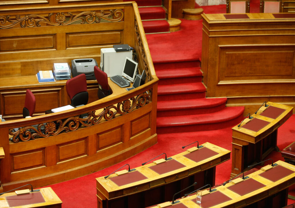 Επτά απολύσεις στη Βουλή λόγω πλαστών πτυχίων! - Media