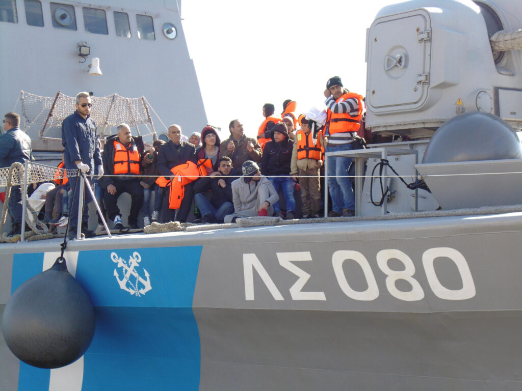 Σκάφος του Λιμενικού διέσωσε τον αριθμό-ρεκόρ των 413 προσφύγων σε μία μόνο επιχείρηση - Media