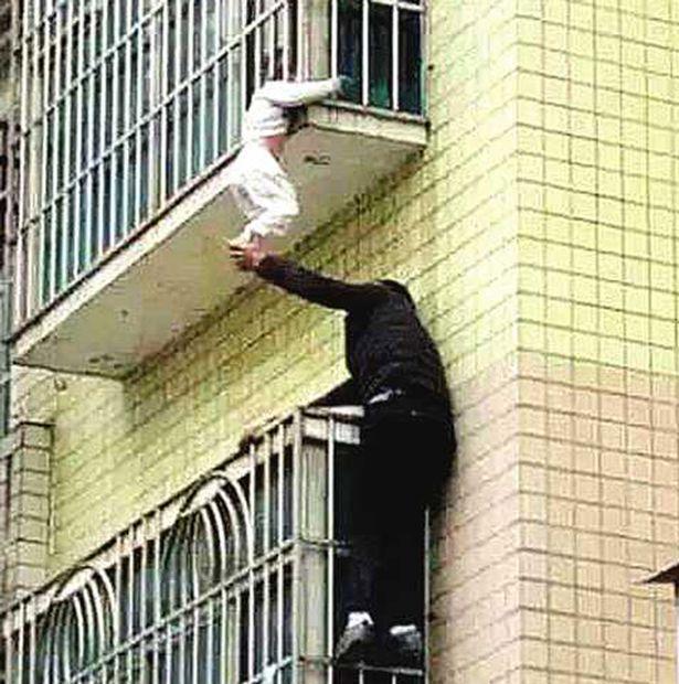 Δραματική διάσωση βρέφους που κρεμιέται από μπαλκόνι (Photos/Video) - Media