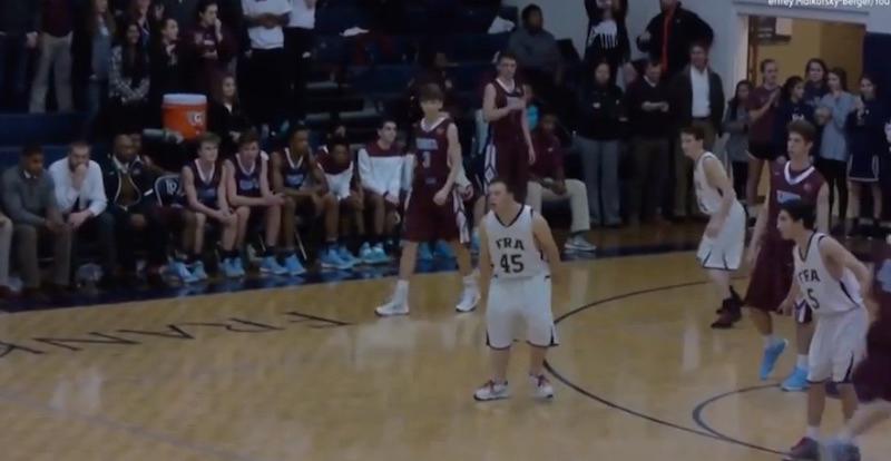 Παιδί με σύνδρομο Down βάζει buzzer beater και «πέφτει» το γήπεδο (Video) - Media