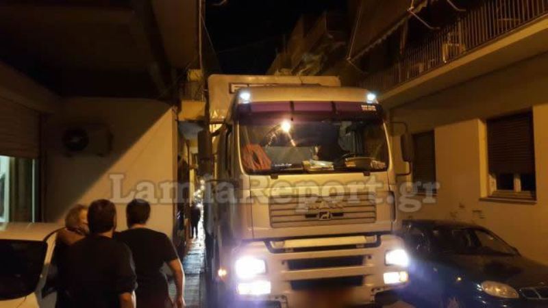 Νταλίκα σφήνωσε σε μπαλκόνι στη Λαμία (Photos) - Media