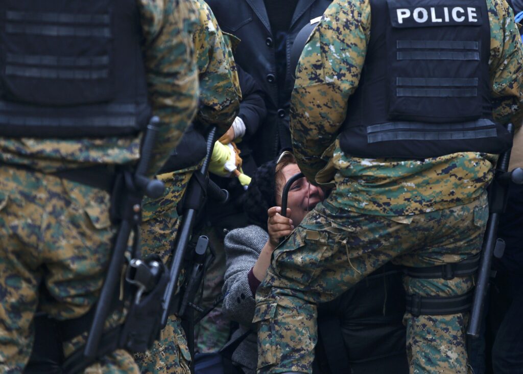 Επαναπροωθούν πρόσφυγες στην Ελλάδα οι Σκοπιανοί - Media