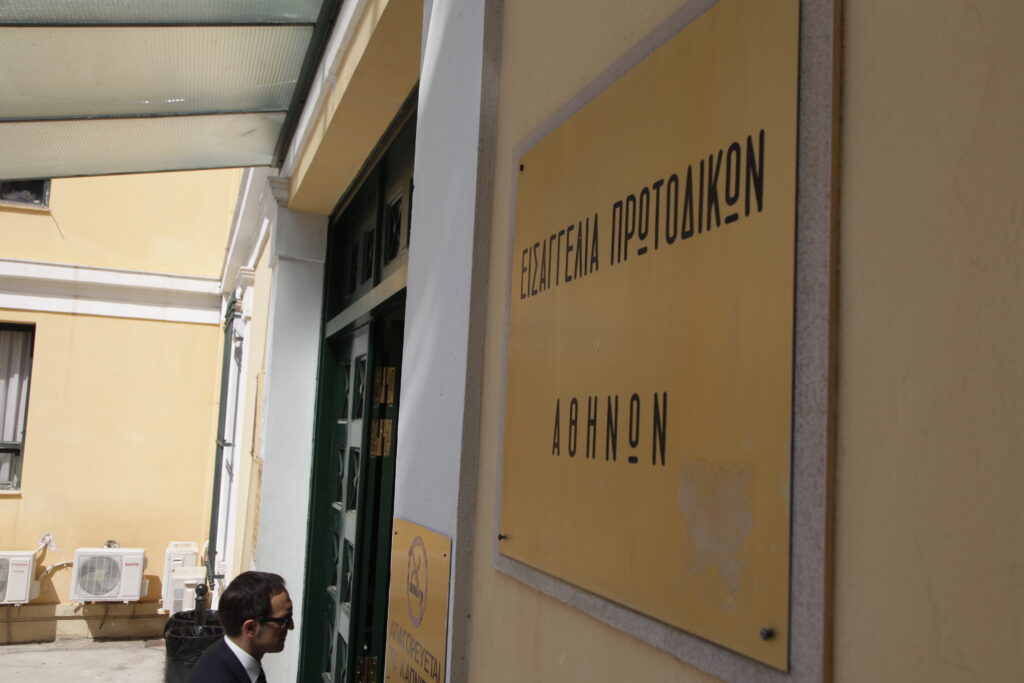 Χωρίς δικηγόρο απολογούνται οι τρεις δημοσιογράφοι του κυκλώματος εκβιαστών - Media