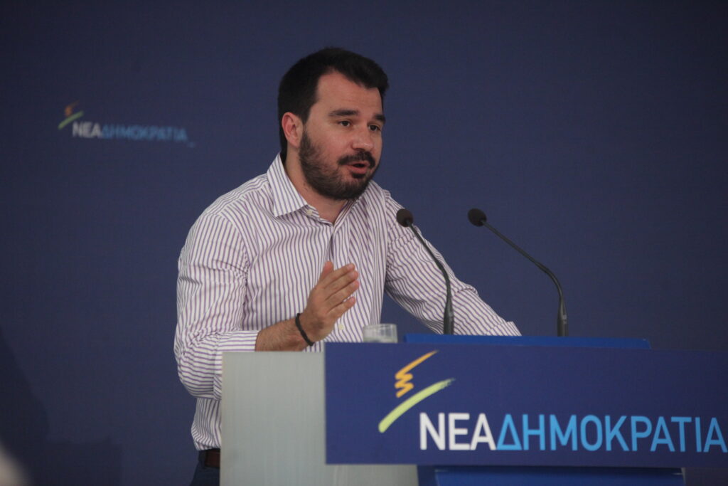 Το τραγούδι που αφιέρωσε ο Παπαμιμίκος στους «ανώνυμους λασπολόγους»: Ανήκω σε μένα... - Media