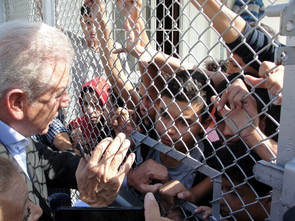 Σκληρή κριτική από τον Αβραμόπουλο σε όσους υψώνουν φράχτες - «Αυτή δεν είναι η Ευρώπη που οραματίστηκαν οι ιδρυτές της»  - Media
