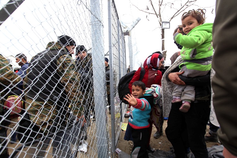 Ειδομένη: Με τα πόδια φτάνουν εκατοντάδες πρόσφυγες στη «γραμμή» που τους χωρίζει από το όνειρο της Κεντρικής Ευρώπης - Media