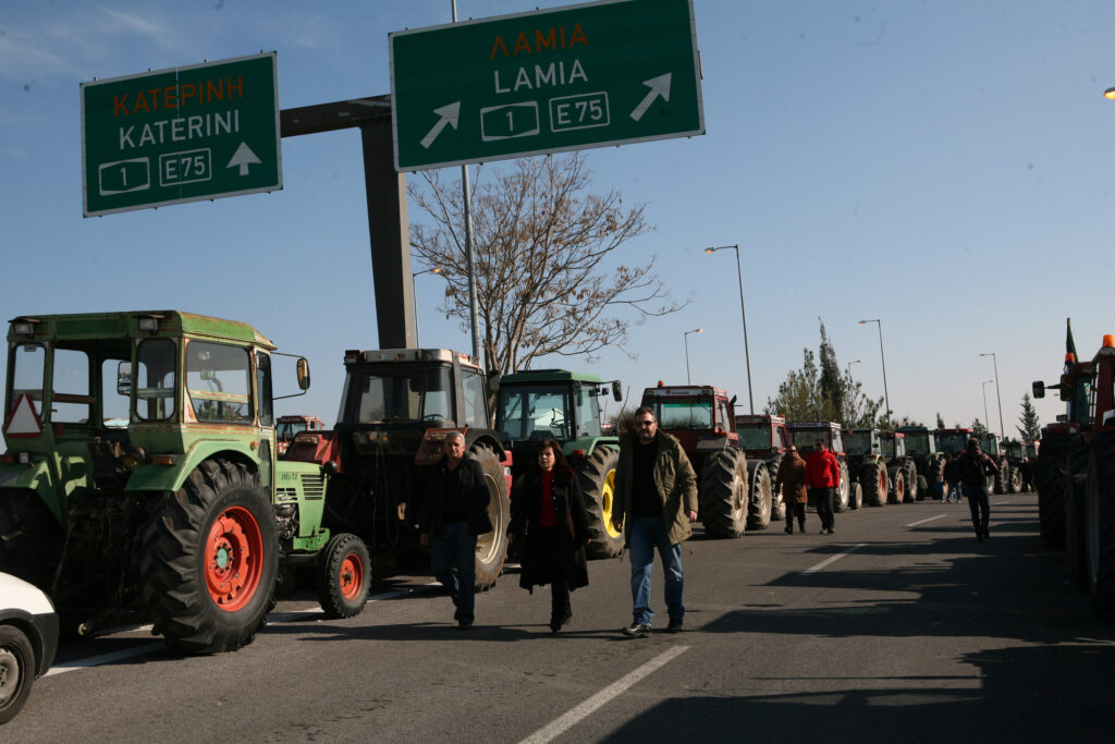 Επιστρέφουν στα μπλόκα οι αγρότες με πολύωρους αποκλεισμούς δρόμων και τελωνείων- Κλειστά επ’ αόριστον τα Τέμπη - Media