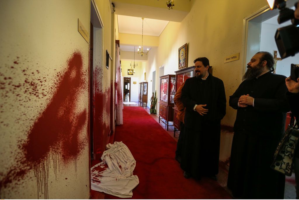 Βίντεο από την επίθεση στη Μητρόπολη Θεσσαλονίκης - Έριχναν μπογιά με πυροσβεστήρα - Media